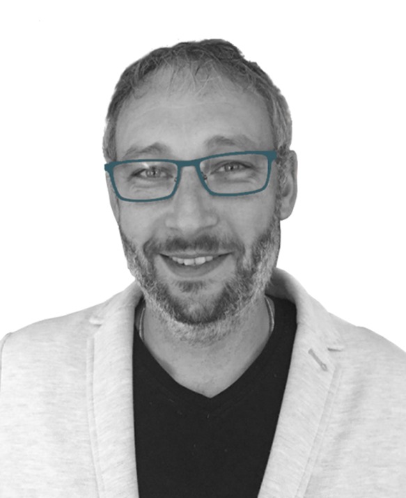 Portrait d'un diagnostiqueur DIAGNOSTIX, homme souriant en veste et lunettes