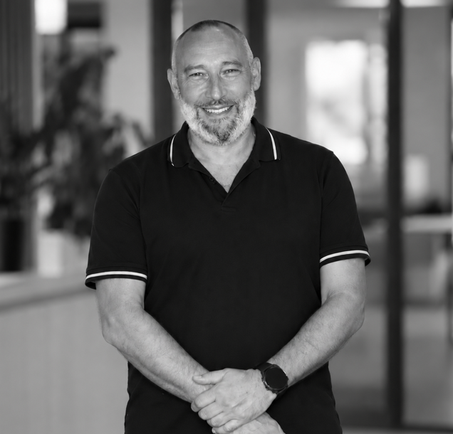 Portrait d'un diagnostiqueur DIAGNOSTIX, homme souriant en veste et lunettes